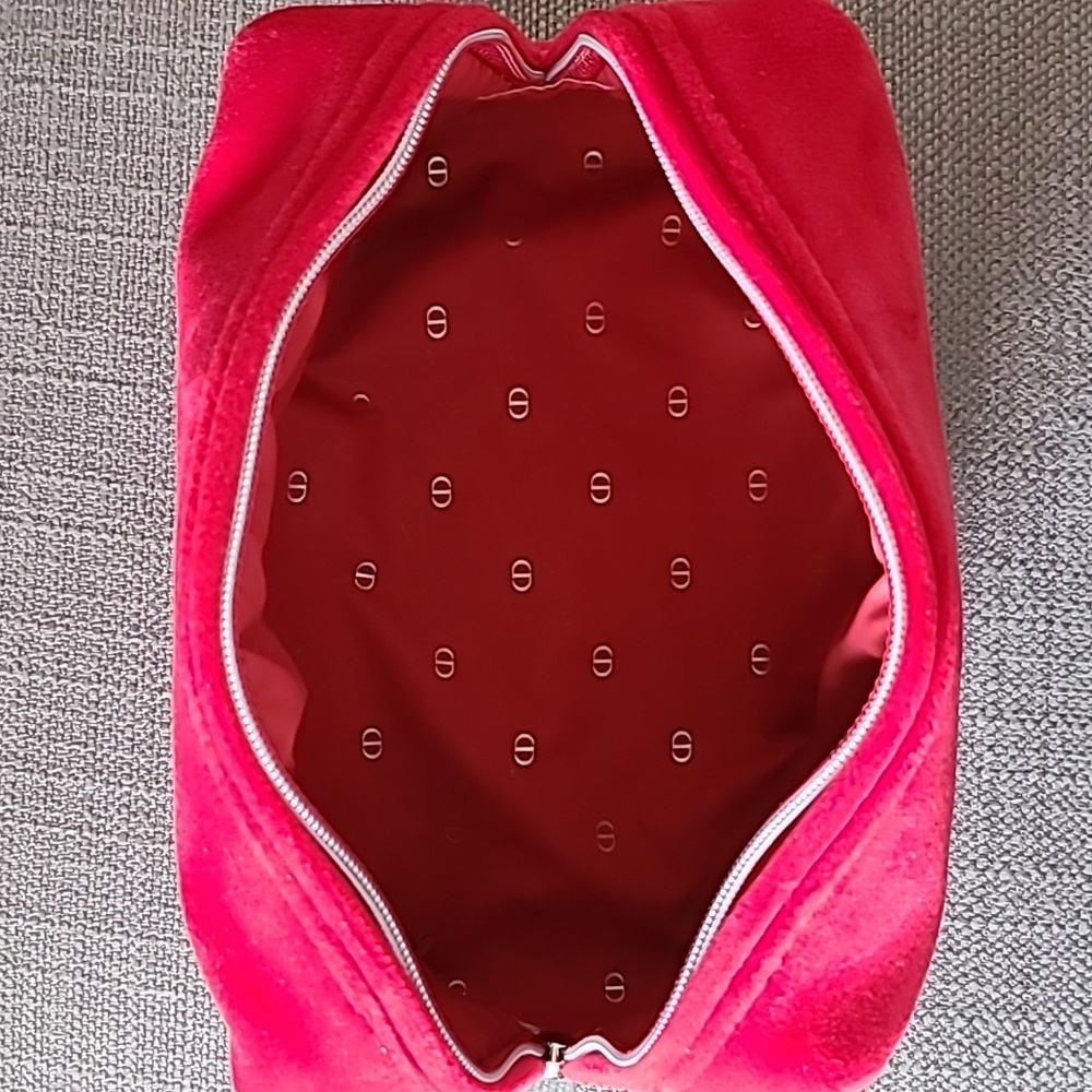 DIOR Beauty - Trousse Pouch in red velvet - Picture 8 of 9